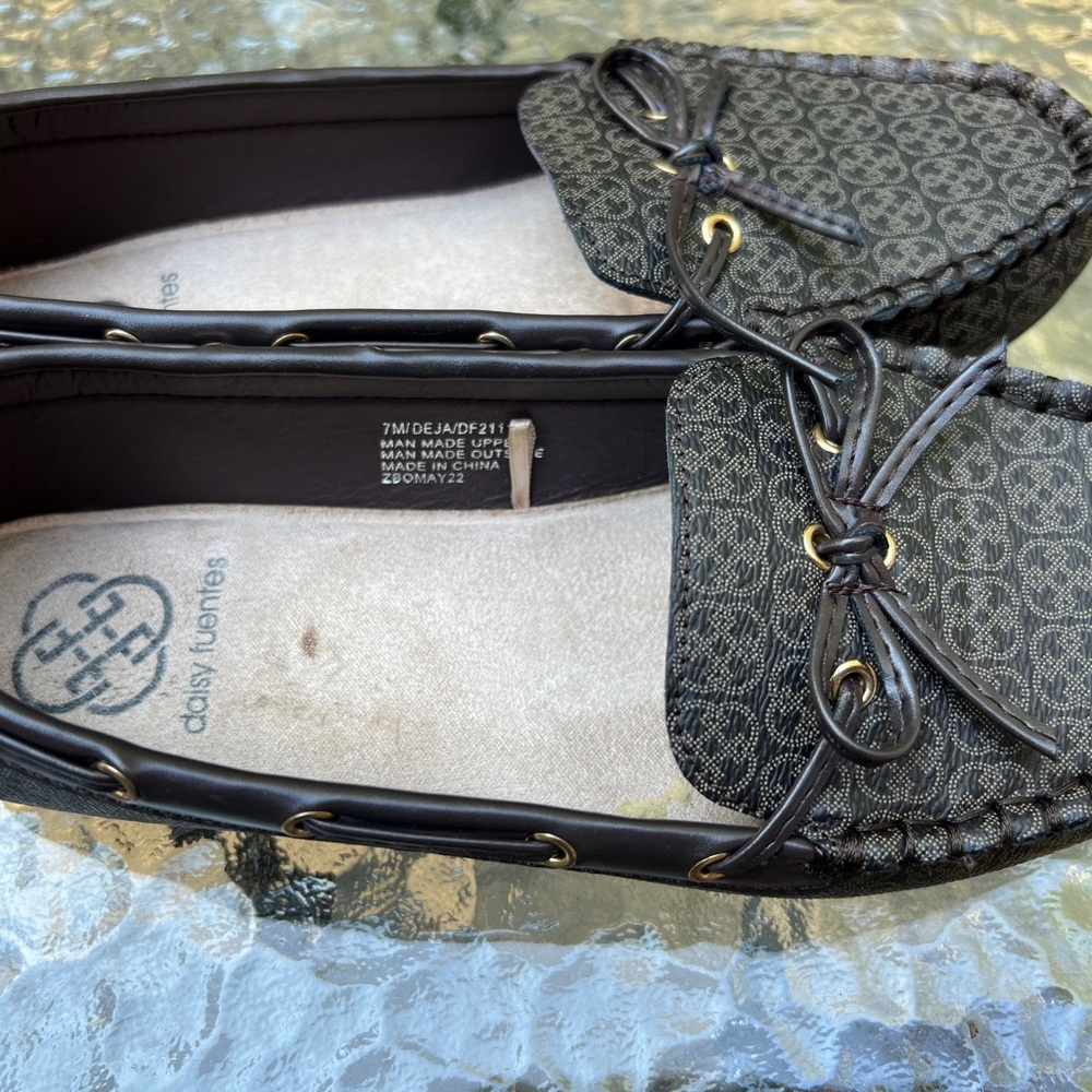 WOMEN'S DAISY FUENTES
DALLAS FLATS  Size 7 M